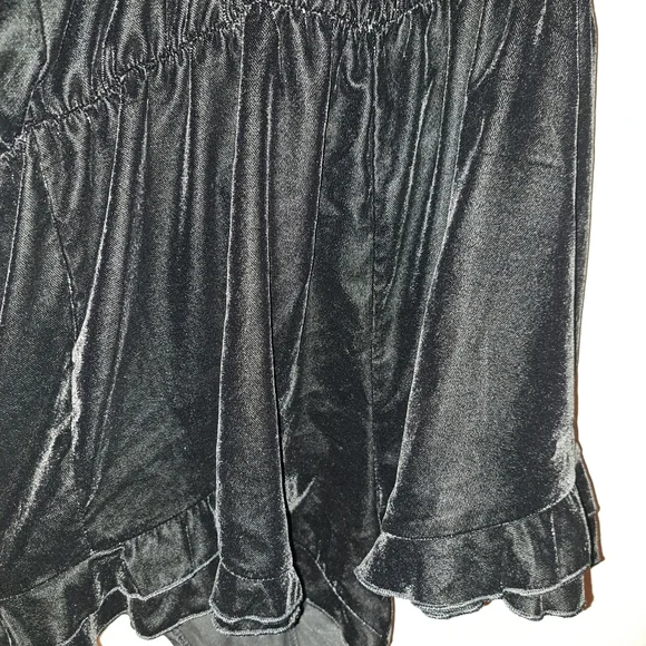 Victoria Secret Velvet V Neck Romper Ruffle Trim Black Relaxed Fit Size Medium - Picture 6 of 8